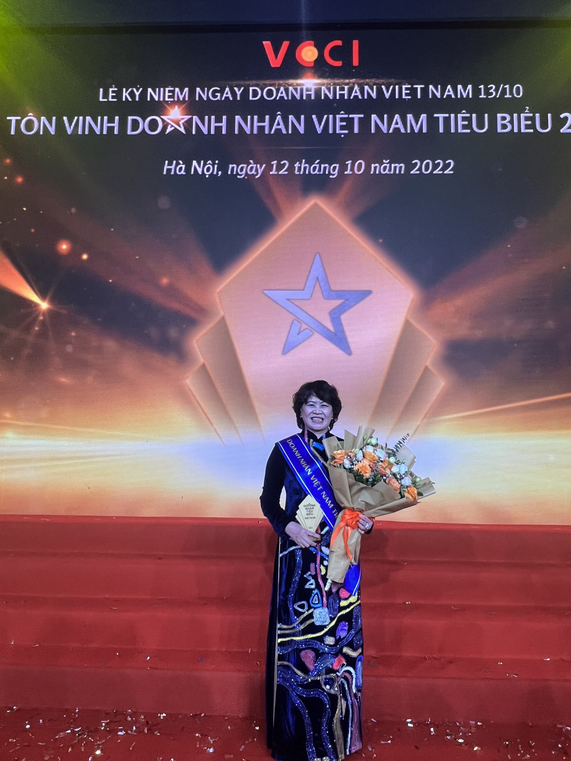 Bà Nguyễn Thị Bích Huệ - GD Công ty TNHH Vĩnh Tiến là một trong 60 Doanh nhân Việt Nam tiêu biểu
